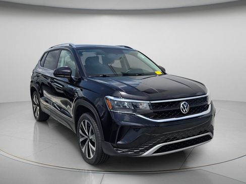 Used 2022 Volkswagen Taos SE FWD image 4