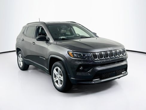 Used 2023 Jeep Compass Latitude w/ Convenience Group AWD/4WD image 3