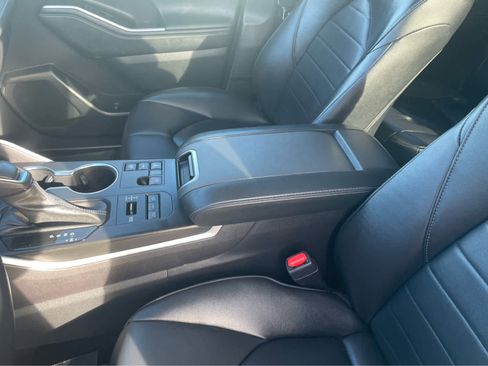 Used 2023 Toyota Highlander XLE image 29