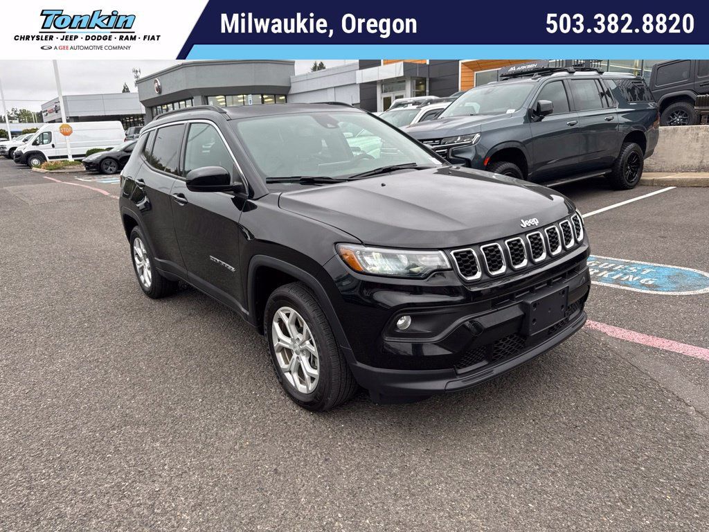 Used 2024 Jeep Compass Latitude AWD/4WD image 1