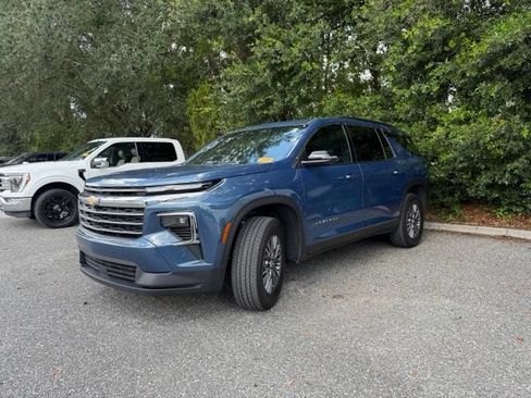 Used 2025 Chevrolet Traverse LT w/ Driver Confidence Package FWD image 6
