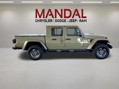 Used 2025 Jeep Gladiator Mojave w/ Convenience Group AWD/4WD image 5