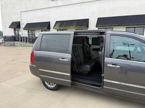 Used 2016 Chrysler Town & Country Touring-L w/ Driver Convenience Group FWD image 21