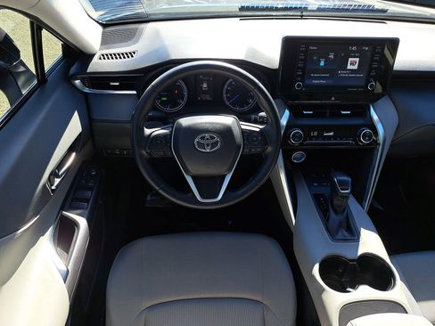 Used 2022 Toyota Venza LE image 12