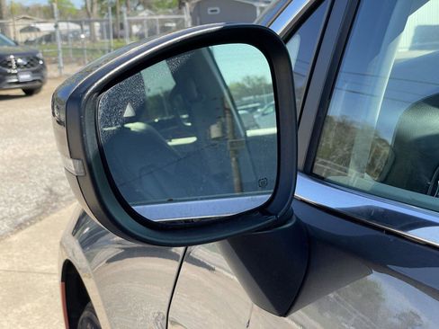 Used 2023 Chrysler Pacifica Touring-L image 37