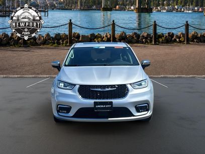 Used 2023 Chrysler Pacifica Limited w/ Uconnect Theater Family Group