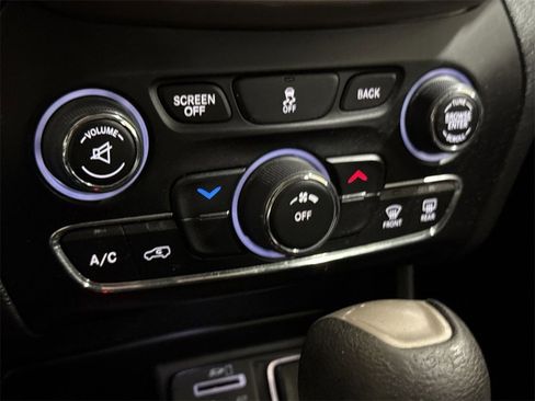 Used 2016 Jeep Cherokee Latitude w/ Cold Weather Group image 16