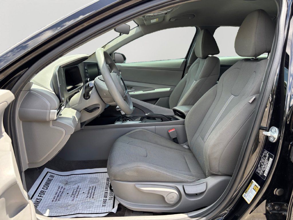 Used 2025 Hyundai Elantra SE FWD image 24