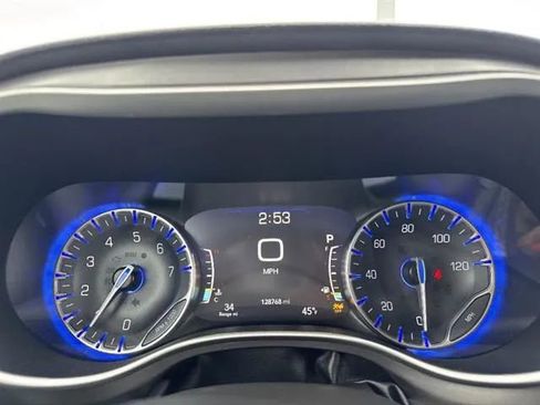 Used 2022 Chrysler Pacifica Touring-L FWD image 11