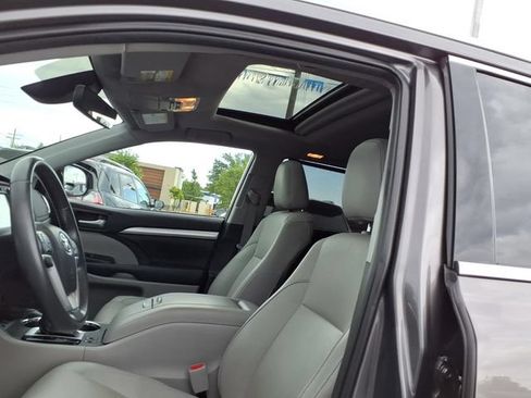 Used 2019 Toyota Highlander XLE AWD/4WD image 19