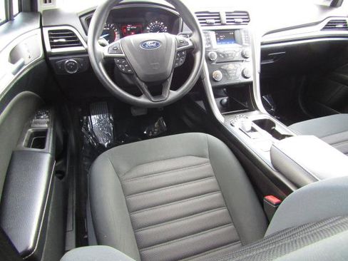 Certified 2018 Ford Fusion SE image 2