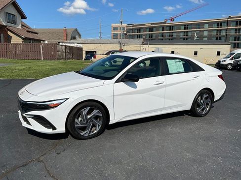 Used 2025 Hyundai Elantra SEL FWD image 3