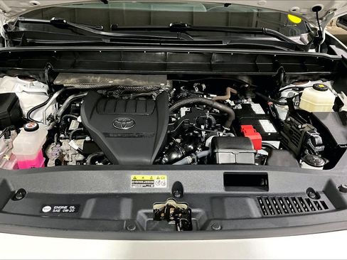 Used 2023 Toyota Highlander LE FWD image 32