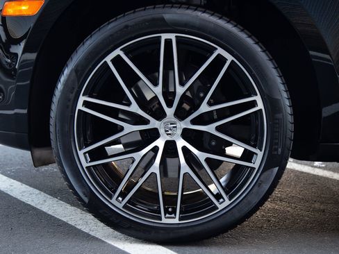 Certified 2025 Porsche Macan AWD/4WD image 12