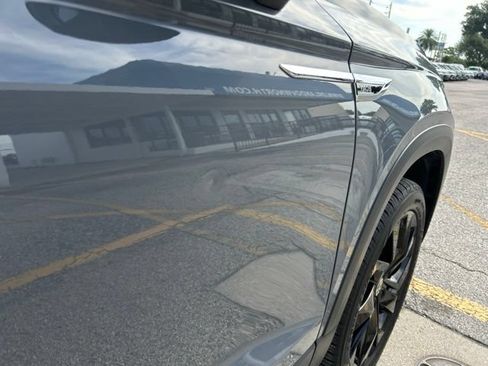 Used 2024 Volkswagen Taos SE w/ Panoramic Sunroof Package FWD image 7