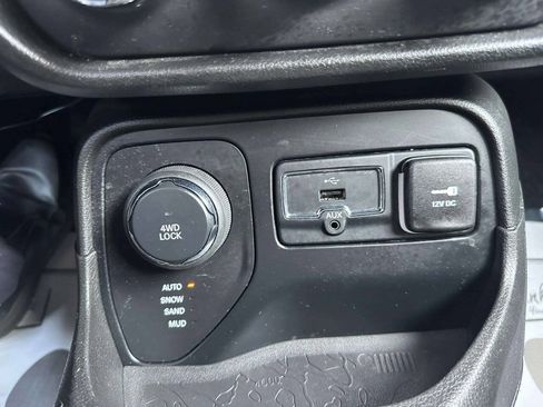Used 2016 Jeep Renegade Latitude AWD/4WD image 33
