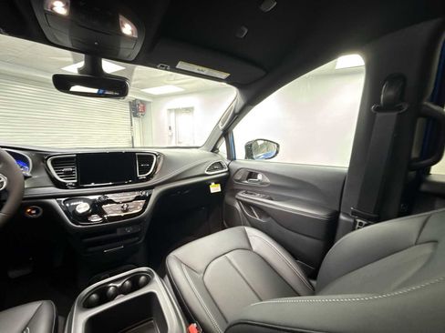 New 2026 Chrysler Pacifica Select FWD image 11