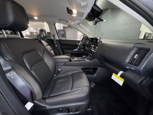 New 2025 Nissan Pathfinder SL image 6