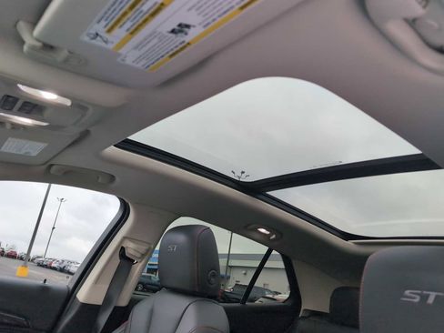 Used 2023 Buick Envision Essence w/ Sport Touring Package image 18