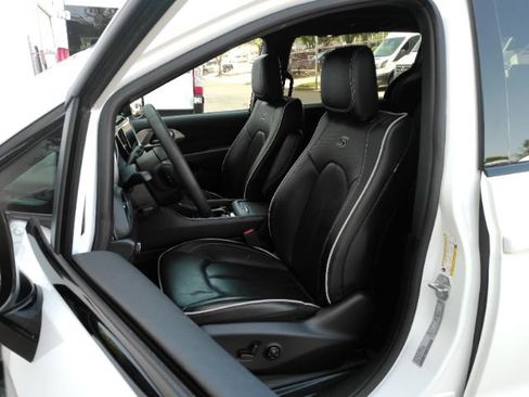 Used 2025 Chrysler Pacifica Limited FWD image 6