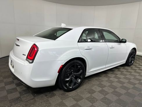 Used 2022 Chrysler 300 Touring L image 3