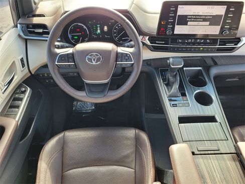 Used 2021 Toyota Sienna Platinum image 19