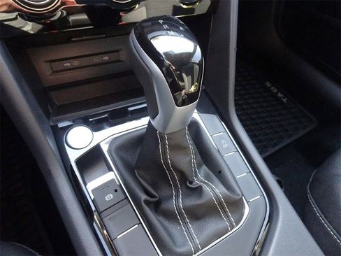 Certified 2024 Volkswagen Taos SE image 16