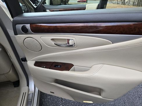 Used 2015 Lexus LS 460 w/ Comfort Package image 13