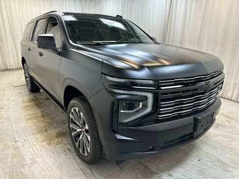 Used 2025 Chevrolet Suburban High Country AWD/4WD image 3
