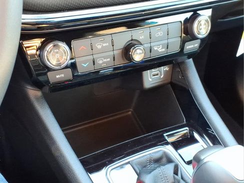 New 2026 Jeep Compass Latitude image 18