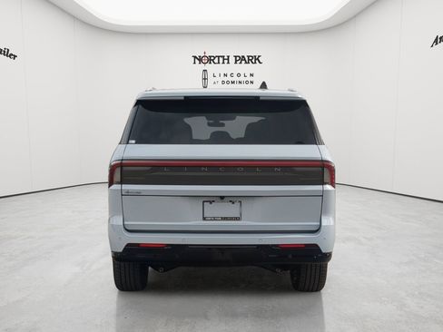 New 2026 Lincoln Navigator L Premier AWD/4WD image 4