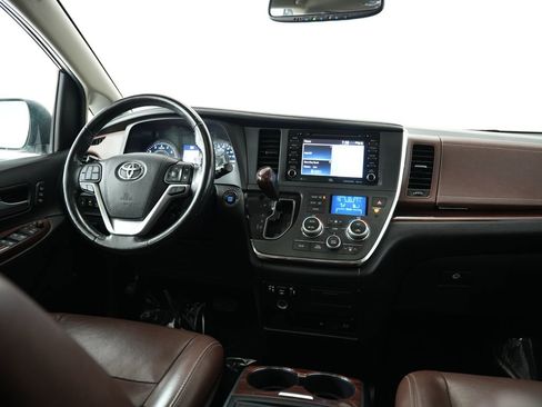 Used 2018 Toyota Sienna Limited Premium image 10