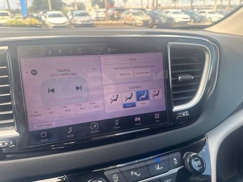 Used 2023 Chrysler Pacifica Touring-L FWD image 17