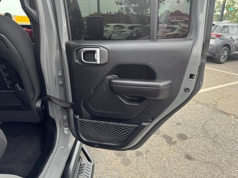 Used 2021 Jeep Wrangler Unlimited Rubicon w/ Xtreme Recon 35" Tire Package AWD/4WD image 19