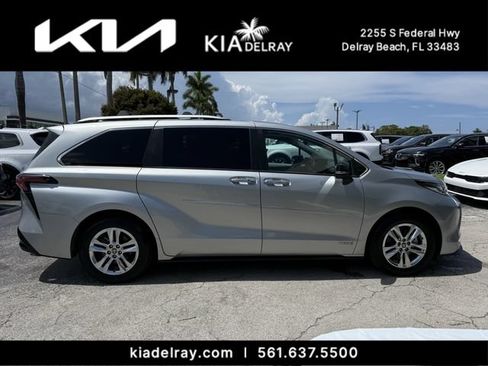 Used 2021 Toyota Sienna Limited FWD image 2