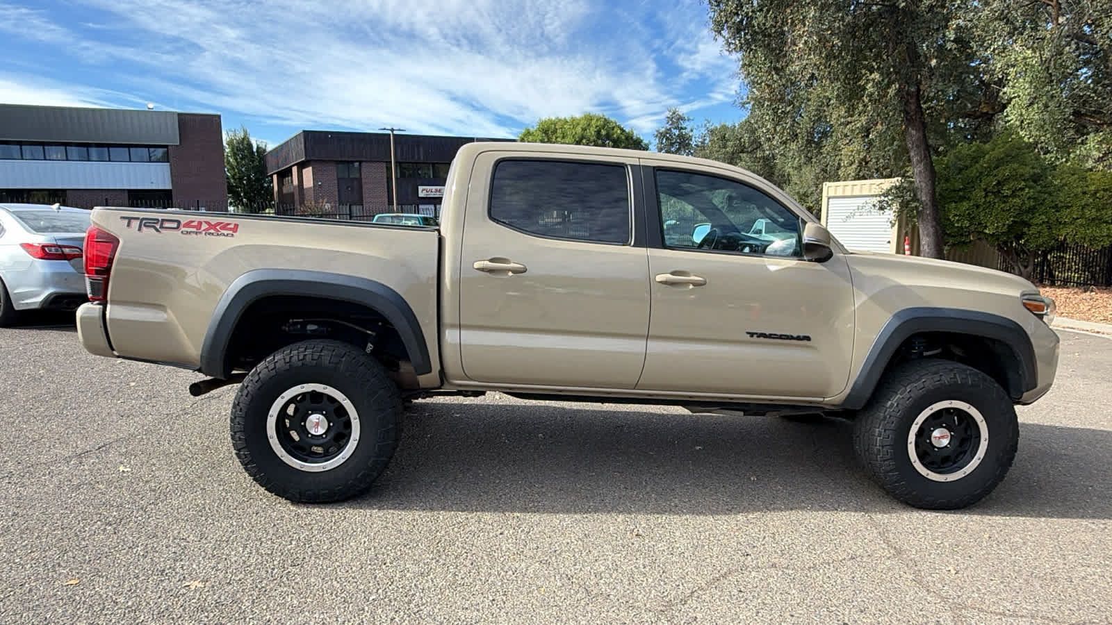 Used 2018 Toyota Tacoma TRD Off-Road AWD/4WD image 4