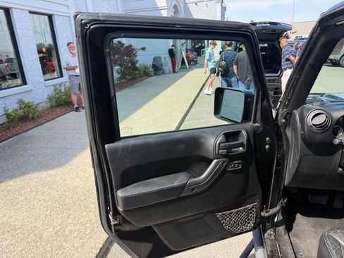 Used 2018 Jeep Wrangler Unlimited Sahara AWD/4WD image 10
