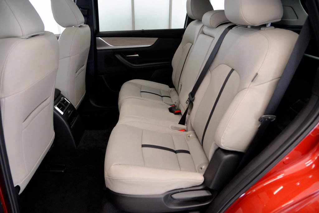 Certified 2025 MAZDA CX-70 Plug-In Hybrid w/ Premium Pkg AWD/4WD image 28
