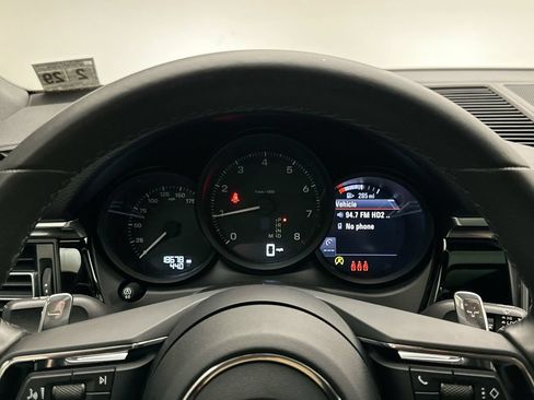 Used 2024 Porsche Macan AWD/4WD image 31