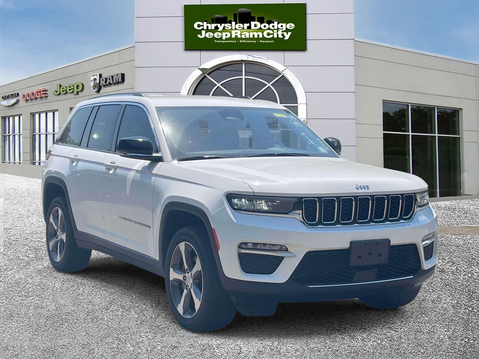 Used 2023 Jeep Grand Cherokee Limited AWD/4WD image 4