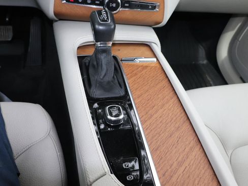 Used 2022 Volvo XC90 T6 Momentum AWD/4WD image 13
