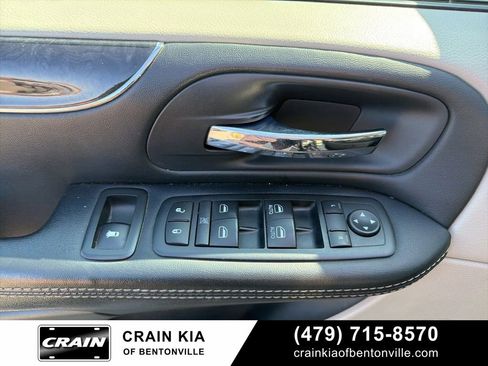 Used 2016 Chrysler Town & Country Touring image 15