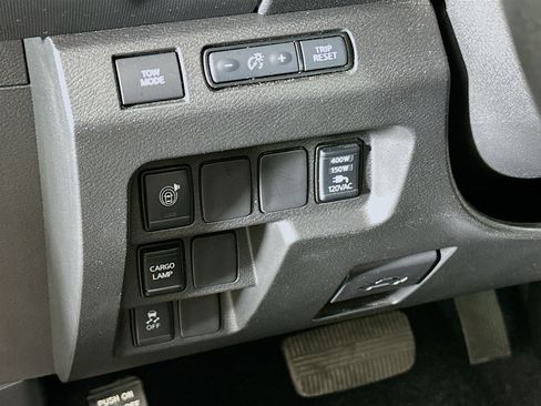 Used 2024 Nissan Frontier SL w/ Technology Package image 17