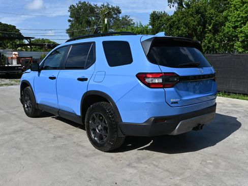 Used 2025 Honda Pilot TrailSport image 3