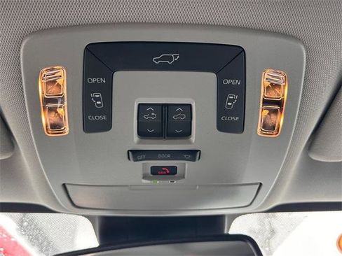 Certified 2025 Toyota Sienna XLE image 24