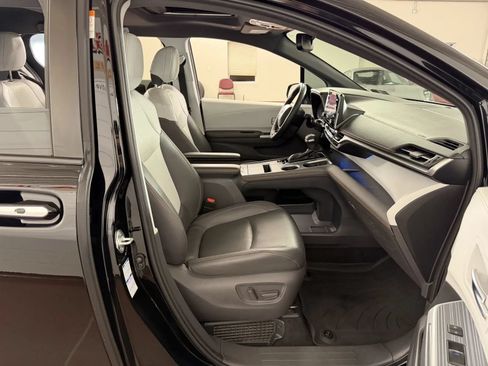 Used 2021 Toyota Sienna XSE AWD/4WD image 38
