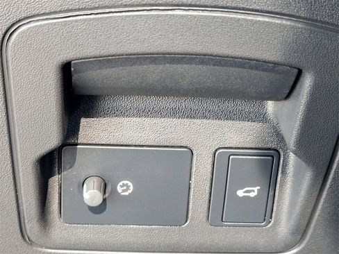 Used 2025 Land Rover Range Rover Velar Dynamic SE image 24