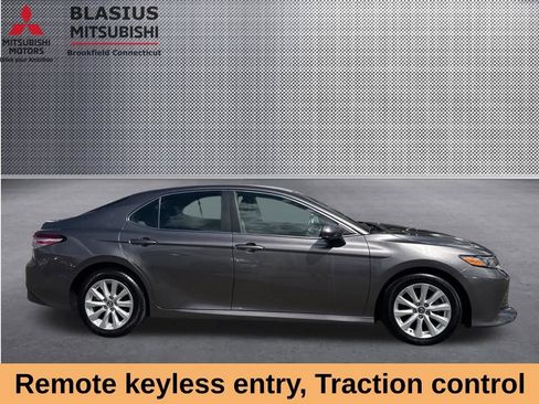 Used 2018 Toyota Camry LE FWD image 4