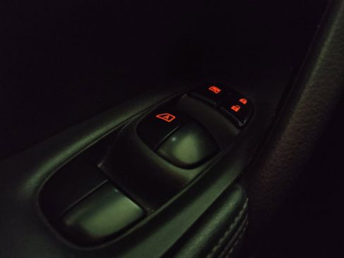 Used 2019 Nissan Rogue SV image 27