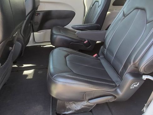 Used 2024 Chrysler Pacifica Touring-L FWD image 19